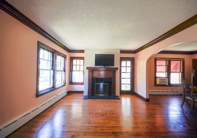 Photo 3 of Single family home for sale at 221 W Courtland St, Mundelein, IL 60060 | MLS# 12712649 | Listing updated on 2026-09-15