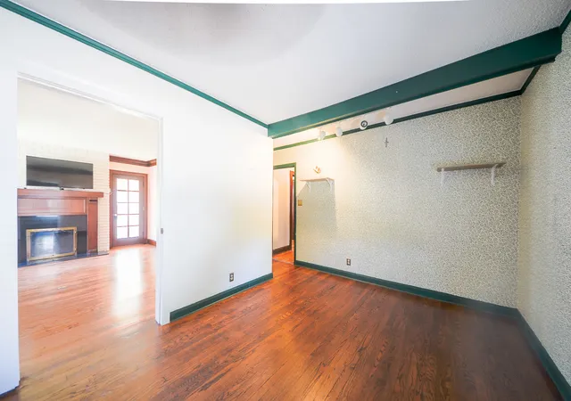 Photo 4 of Single family home for sale at 221 W Courtland St, Mundelein, IL 60060 | MLS# 12712649 | Listing updated on 2026-09-15