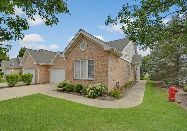 Photo 1 of Townhouse for sale at 5553 Foxwoods Dr, Oak Lawn, IL 60453 | MLS# 12712709 | Listing updated on 2026-09-17
