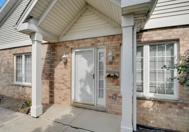 Photo 2 of Townhouse for sale at 5553 Foxwoods Dr, Oak Lawn, IL 60453 | MLS# 12712709 | Listing updated on 2026-09-12