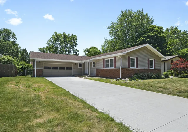 image of 2205 Glenoak Dr, Champaign, IL 61821 | MLS# 12712767