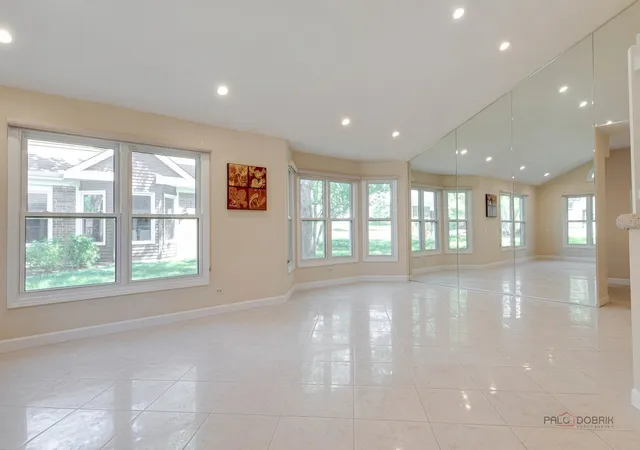 3rd image of 287 Willow Pkwy, Buffalo Grove, IL 60089 | MLS# 12712802