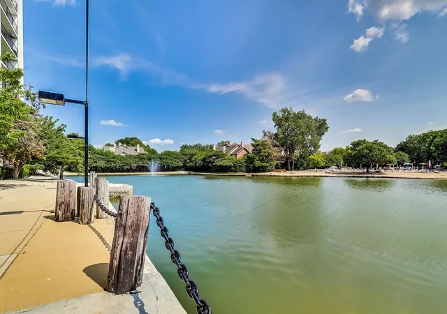 Listing Photo 2 - Condo for sale in building located at 2015 S Finley Rd, Lombard, IL 60148 - Unit #512