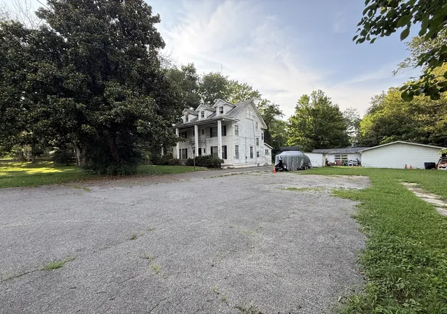 2nd image of 508 W Oak St, Carbondale, IL 62901 | MLS# 12712949