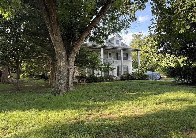 Photo 3 of Single family home for sale at 508 W Oak St, Carbondale, IL 62901 | MLS# 12712949 | Listing updated on 2026-09-23