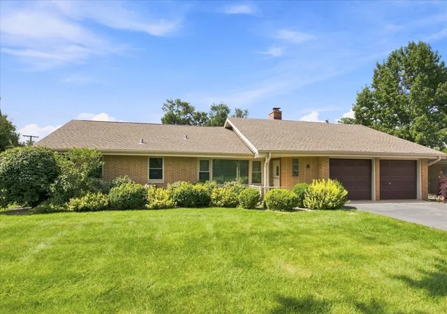 Photo 1 of Single family home for sale at 6 Meadowood Dr, Oak Brook, IL 60523 | MLS# 12713120 | Listing updated on 2026-09-13