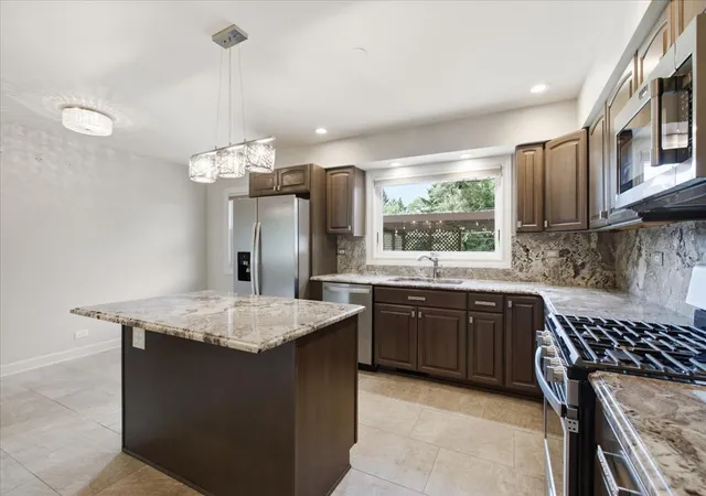 Photo 2 of Single family home for sale at 6 Meadowood Dr, Oak Brook, IL 60523 | MLS# 12713120 | Listing updated on 2026-09-13