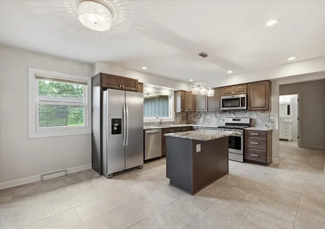 Photo 3 of Single family home for sale at 6 Meadowood Dr, Oak Brook, IL 60523 | MLS# 12713120 | Listing updated on 2026-09-13