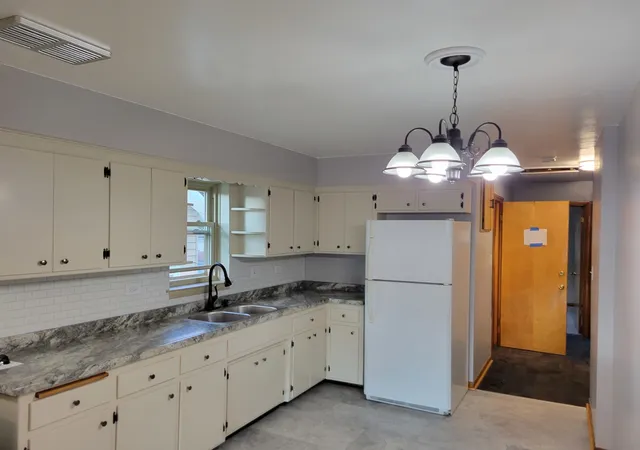 Listing Photo 5 - Condo for sale in building located at 3213 Cuyler Ave, Berwyn, IL 60402