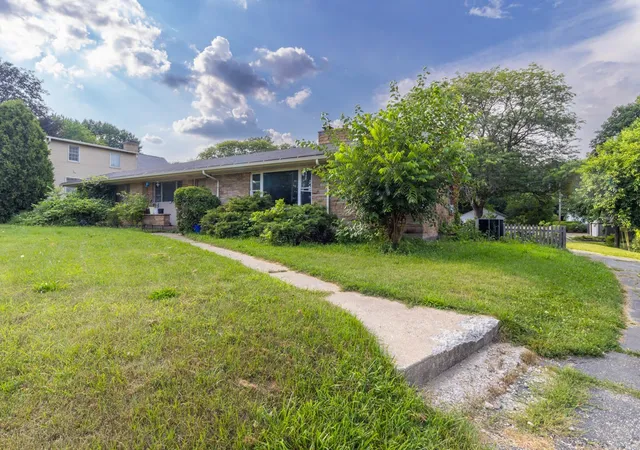 Photo 3 of Single family home for sale at 2808 E State St, Rockford, IL 61108 | MLS# 12713225 | Listing updated on 2026-10-29