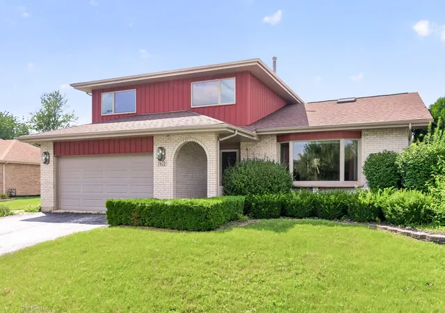Photo 2 of Single family home for sale at 7622 W Lakeside Dr, Frankfort, IL 60423 | MLS# 12713250 | Listing updated on 2026-10-06