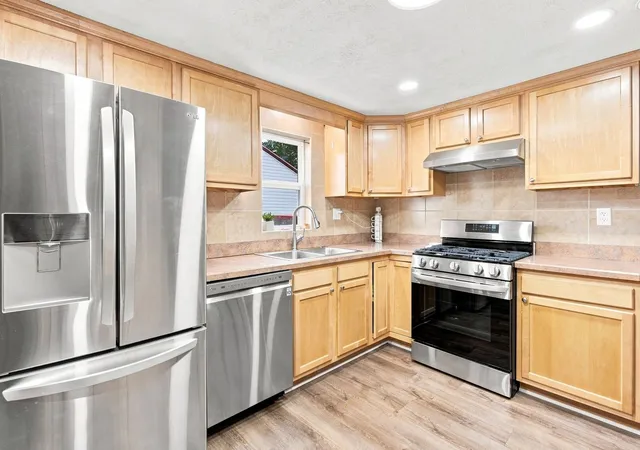 Photo 4 of Single family home for sale at 913 Church Rd, Aurora, IL 60505 | MLS# 12713600 | Listing updated on 2026-10-04