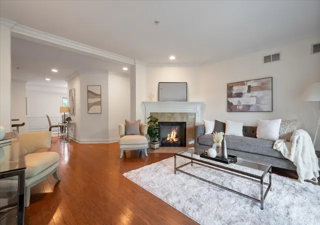 Listing Photo 4 - Condo for sale in building located at 2536 Mcdaniel Ave, Evanston, IL 60201 - Unit #402