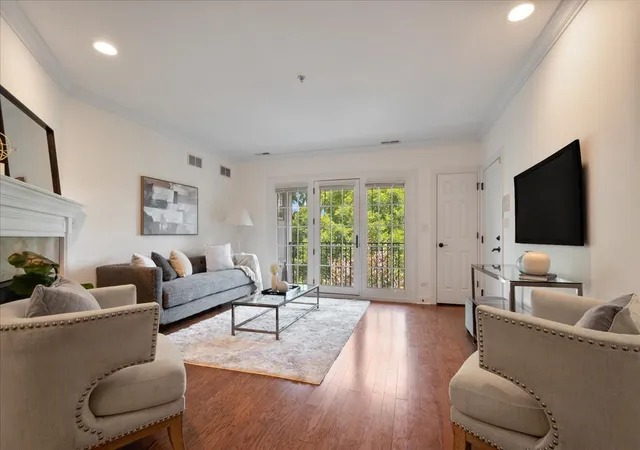 Listing Photo 5 - Condo for sale in building located at 2536 Mcdaniel Ave, Evanston, IL 60201 - Unit #402