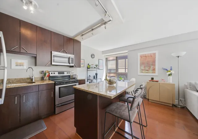 3rd image of 2930 N Sheridan Rd #201, Chicago, IL 60657 | MLS# 12714153
