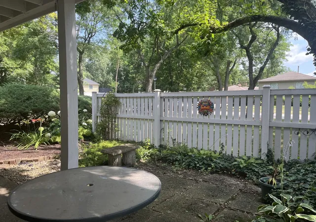 Listing Photo 2 - Condo for sale in building located at 1430 Stonebridge Trl, Wheaton, IL 60189 - Unit #1-1