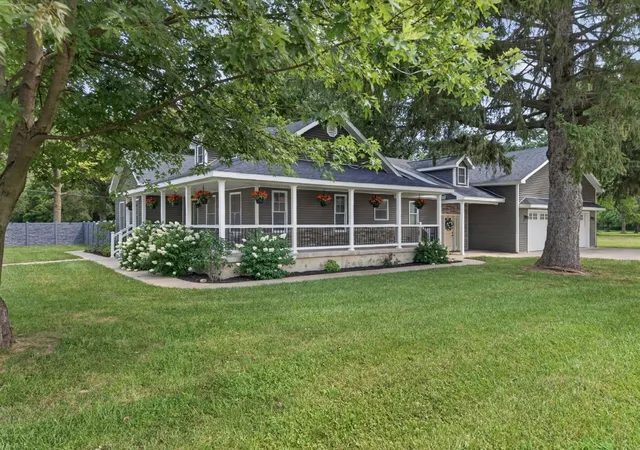 Photo 2 of Sale Pending at 707 S Otter Crk Rd, Streator, IL 61364 | MLS# 12714393 | Listing updated on 2026-09-14