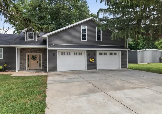 Photo 3 of Sale Pending at 707 S Otter Crk Rd, Streator, IL 61364 | MLS# 12714393 | Listing updated on 2026-09-14