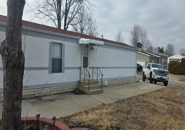 Photo 2 of Manufactured home for sale at 541 Park Ave, Belvidere, IL 61008 | MLS# 12714630 | Listing updated on 2026-09-30
