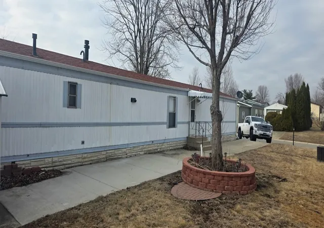 Photo 3 of Manufactured home for sale at 541 Park Ave, Belvidere, IL 61008 | MLS# 12714630 | Listing updated on 2026-09-30