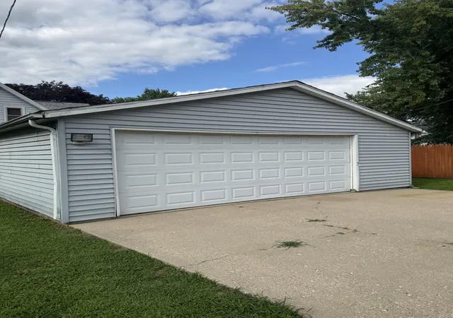 Photo 3 of Single family home for sale at 407 W 6th Street, Sterling, IL 61081 | MLS# 12714690 | Listing updated on 2026-10-08