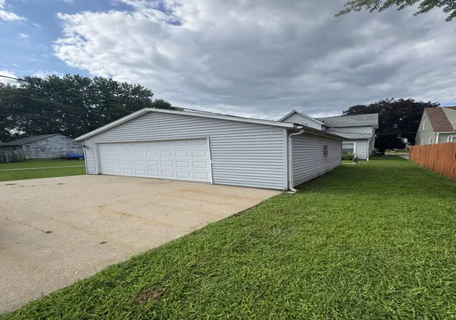 Photo 4 of Single family home for sale at 407 W 6th Street, Sterling, IL 61081 | MLS# 12714690 | Listing updated on 2026-10-08
