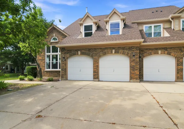 Townhouse for sale at 352 Satinwood Ct N, Buffalo Grove, IL 60089 | MLS# 12714706