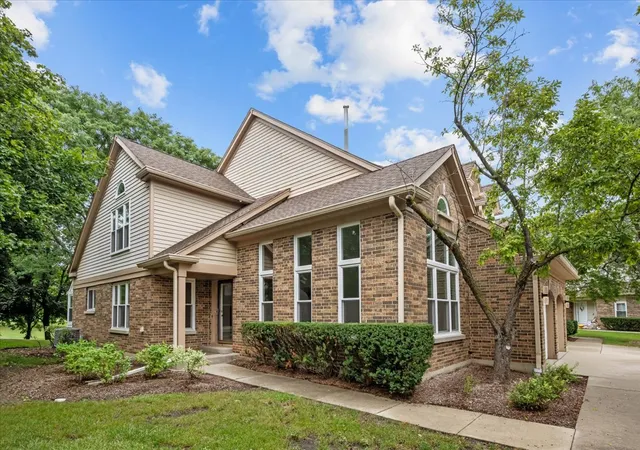 Photo 2 of Townhouse for sale at 352 Satinwood Ct N, Buffalo Grove, IL 60089 | MLS# 12714706 | Listing updated on 2026-09-19