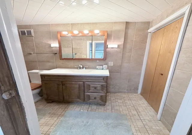 11th image of 2821 W 102nd St Sw, Evergreen Park, IL 60805 | MLS# 12714771
