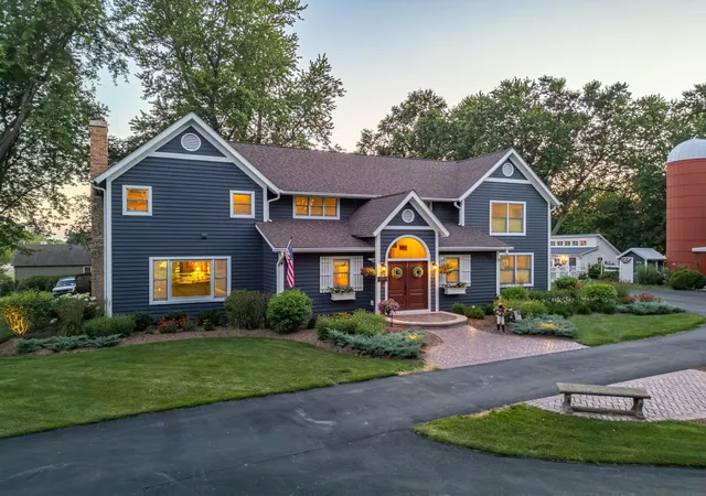 Photo 3 of Single family home for sale at 688 W South St, Woodstock, IL 60098 | MLS# 12714786 | Listing updated on 2026-10-06
