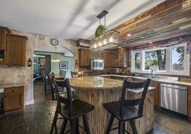 Photo 4 of Single family home for sale at 688 W South St, Woodstock, IL 60098 | MLS# 12714786 | Listing updated on 2026-10-06