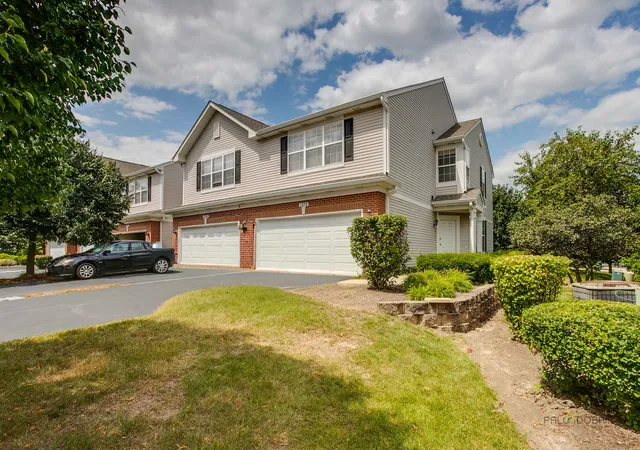 Photo 2 of Townhouse for sale at 1270 Oriole Ct, Round Lake, IL 60073 | MLS# 12714868 | Listing updated on 2026-08-10