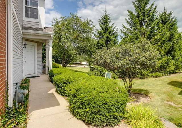 Photo 2 of Townhouse for sale at 1270 Oriole Ct, Round Lake, IL 60073 | MLS# 12714868 | Listing updated on 2026-08-10