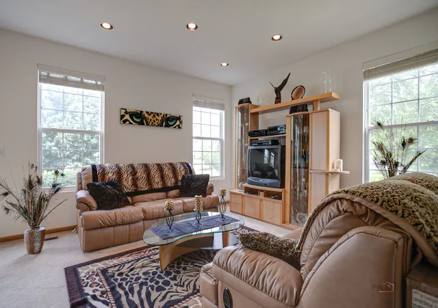 Photo 3 of Townhouse for sale at 1270 Oriole Ct, Round Lake, IL 60073 | MLS# 12714868 | Listing updated on 2026-08-10