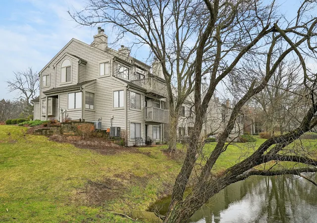 2nd image of 962 Shoreline Rd, Lake Barrington, IL 60010