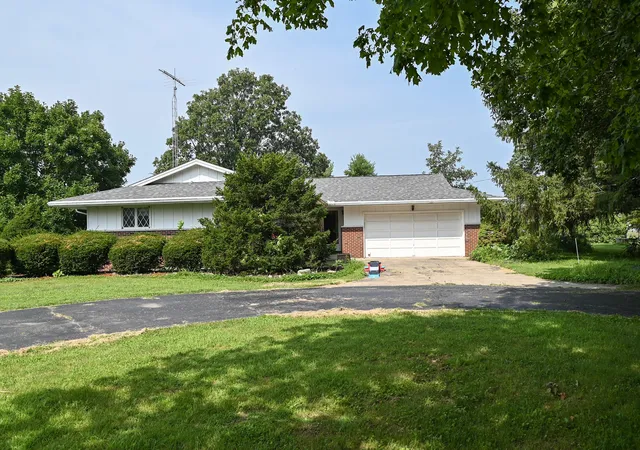 Photo 1 of Single family home for sale at 621 S Oakwood St, Oakwood, IL 61858 | MLS# 12714938 | Listing updated on 2026-07-31