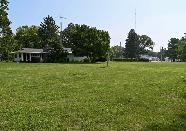 Photo 3 of Single family home for sale at 621 S Oakwood St, Oakwood, IL 61858 | MLS# 12714938 | Listing updated on 2026-09-15