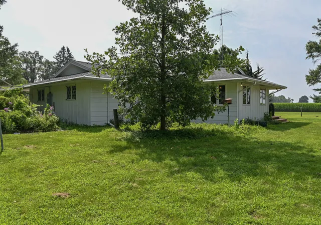 Photo 4 of Single family home for sale at 621 S Oakwood St, Oakwood, IL 61858 | MLS# 12714938 | Listing updated on 2026-09-15
