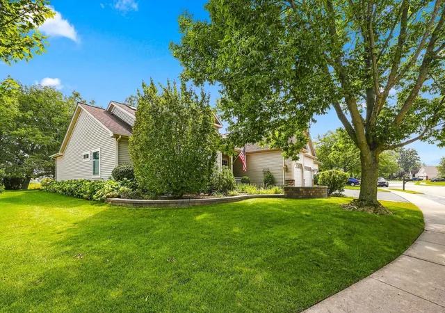 Photo 3 of Single family home for sale at 12128 Spring Crk Dr, Huntley, IL 60142 | MLS# 12714957 | Listing updated on 2026-10-30