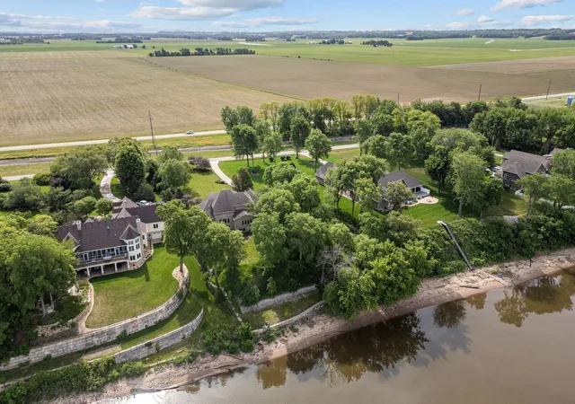 Photo 4 of Single family home for sale at 16808 River Rd N, Cordova, IL 61242 | MLS# 12715097 | Listing updated on 2026-09-12