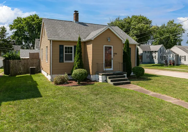 Photo 1 of Single family home for sale at 1004 16th Avenue, Moline, IL 61265 | MLS# 12715127 | Listing updated on 2026-09-12