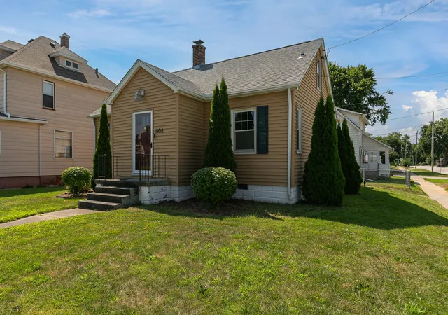Photo 2 of Single family home for sale at 1004 16th Avenue, Moline, IL 61265 | MLS# 12715127 | Listing updated on 2026-09-12