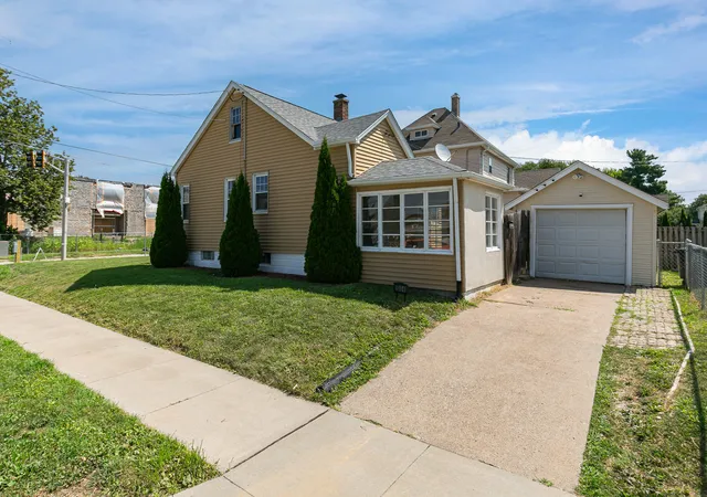 Photo 3 of Single family home for sale at 1004 16th Avenue, Moline, IL 61265 | MLS# 12715127 | Listing updated on 2026-09-12