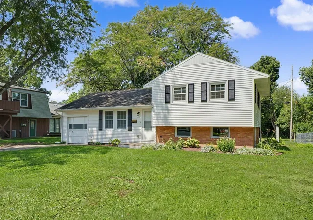 Photo 3 of Single family home for sale at 1817 Larch Pl, Urbana, IL 61801 | MLS# 12715175 | Listing updated on 2026-07-30