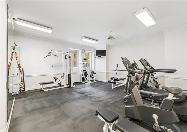 2nd image of 421 W Melrose St, Chicago, IL 60657