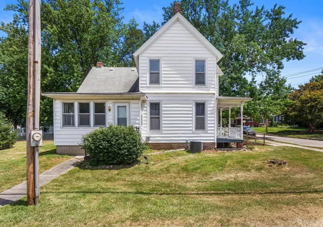 Photo 3 of Sale Pending at 324 W Water St, Farmer City, IL 61842 | MLS# 12715267 | Listing updated on 2026-10-13