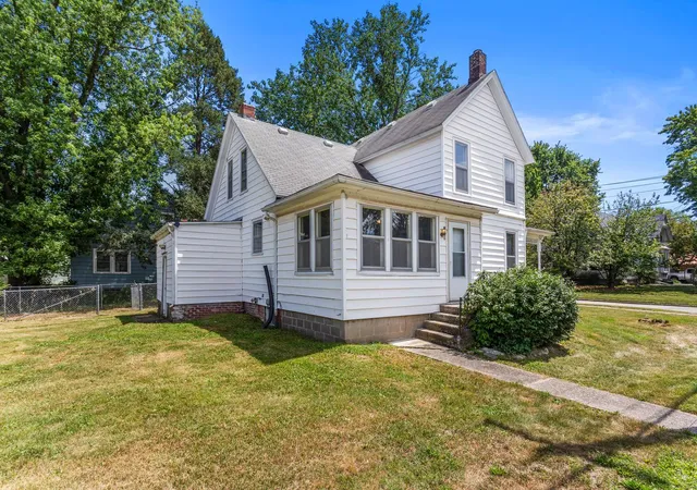 Photo 3 of Sale Pending at 324 W Water St, Farmer City, IL 61842 | MLS# 12715267 | Listing updated on 2026-10-13