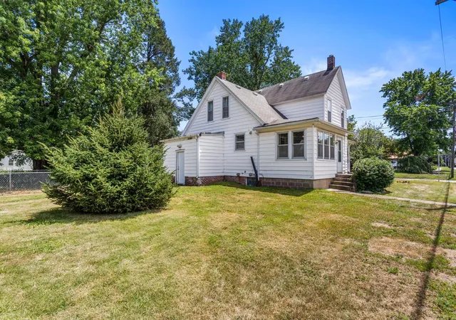 Photo 4 of Sale Pending at 324 W Water St, Farmer City, IL 61842 | MLS# 12715267 | Listing updated on 2026-10-13