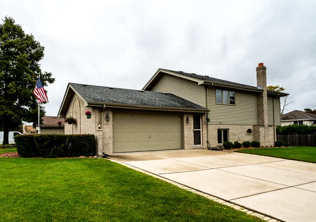 Photo 2 of Single family home for sale at 10708 Willow Ave, Mokena, IL 60448 | MLS# 12715275 | Listing updated on 2026-09-14