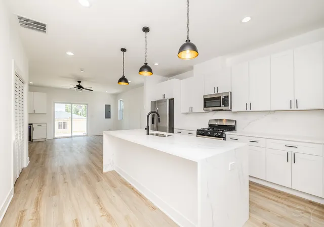 Listing Photo 4 - Condo for sale in building located at 544 N Lawndale Ave, Chicago, IL 60624